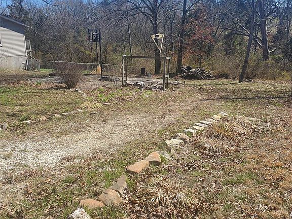 5th image of 410 Lilac Ln