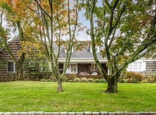 9 Lake Dr, Hewlett, NY 11557