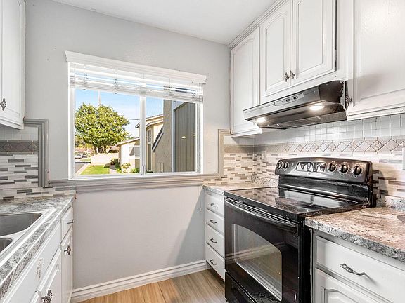 5th image of 92 Bahia Cir