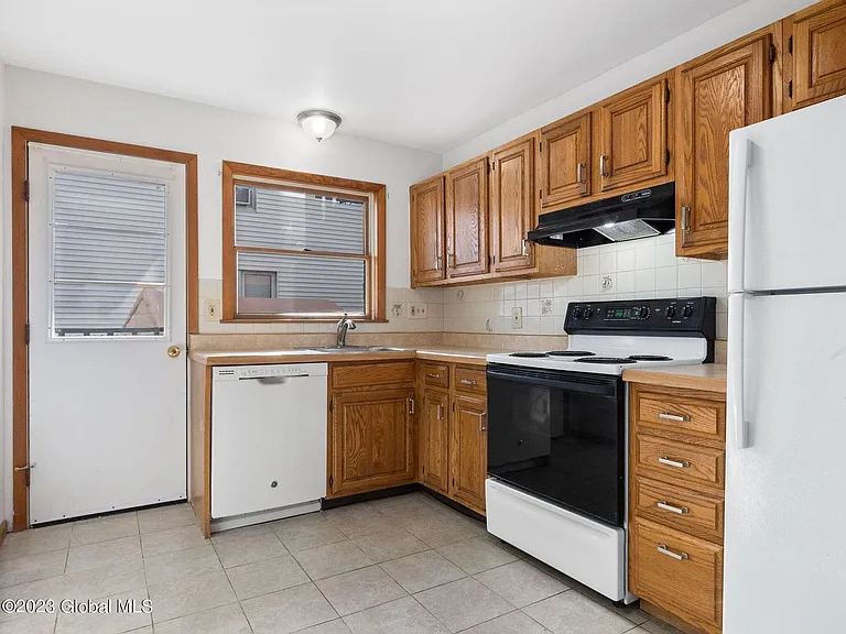 1128 Western Ave #1B — Photo 3