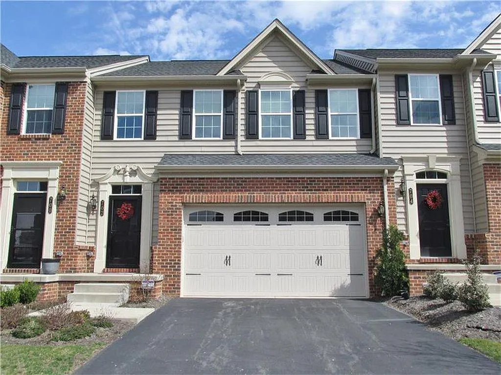 3 bed, 3.5 bath, 2300 sqft, $2,979 — Photo 1
