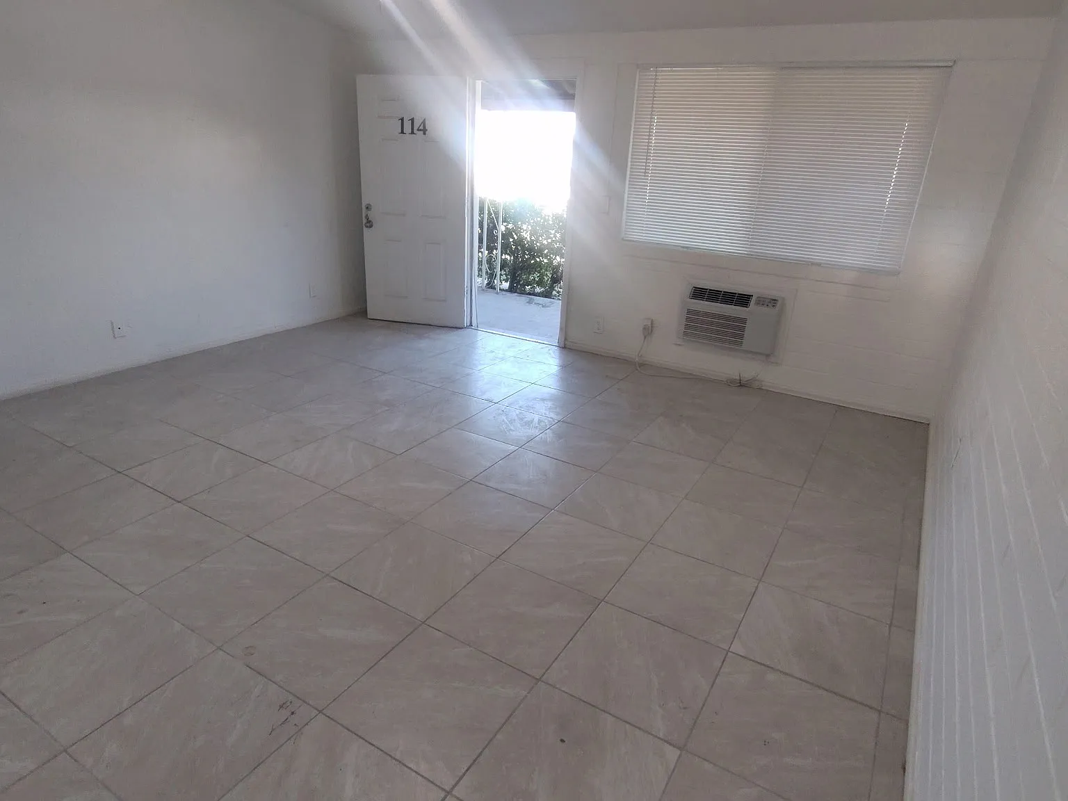 Studio, 400 sqft, $875 — Photo 1