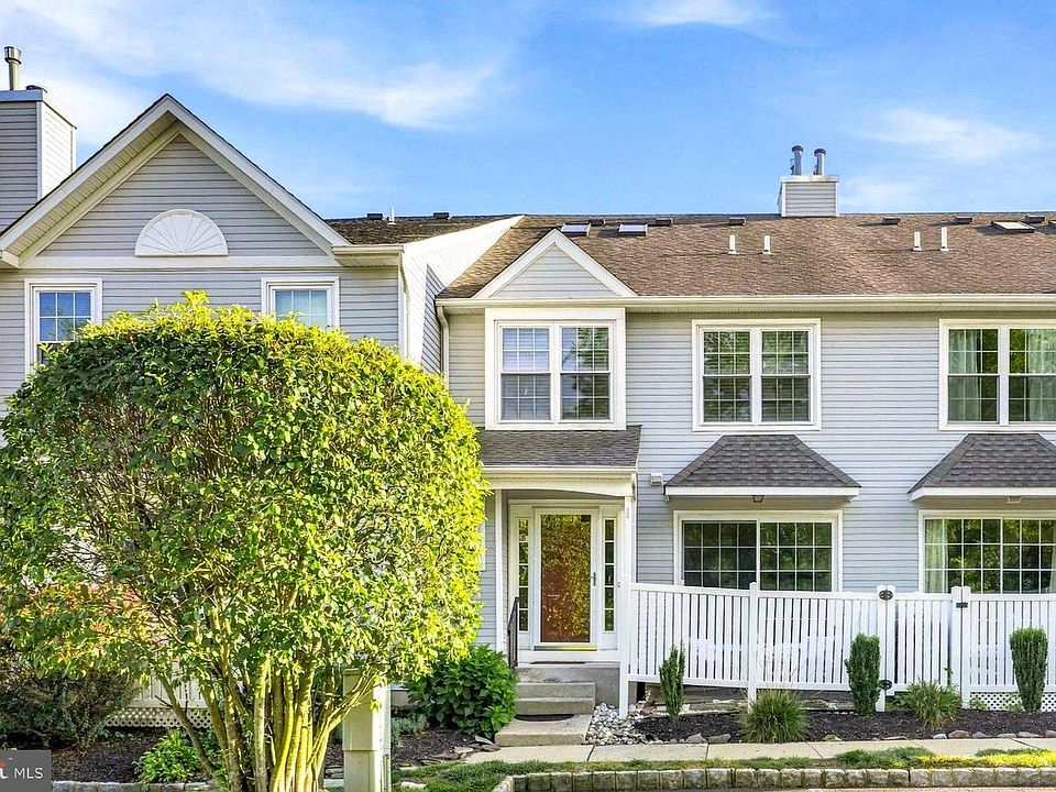 1st image of 322 Eagle Ct #206