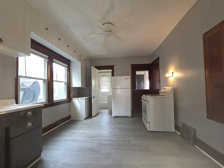 Kitchen - Main floor