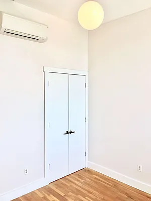 Rented by Manhattan Management LLC | media 89