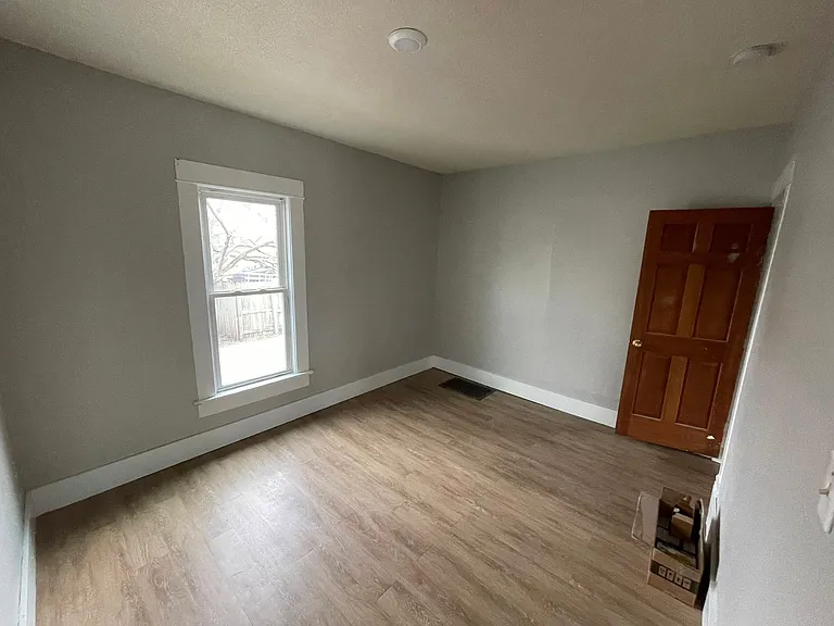 605 SW Walnut St — Photo 5