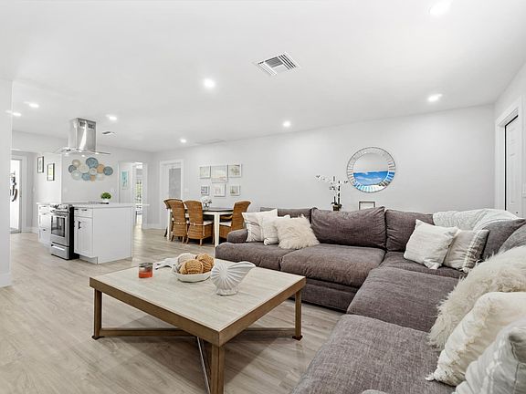 4th image of 543 E Valley Dr
