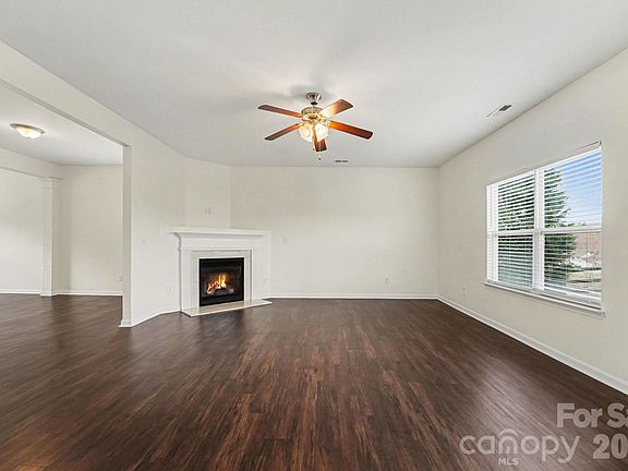 5th image of 267 Flanders Dr