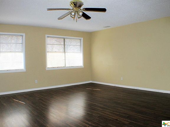 2nd image of 206 Greenbriar St
