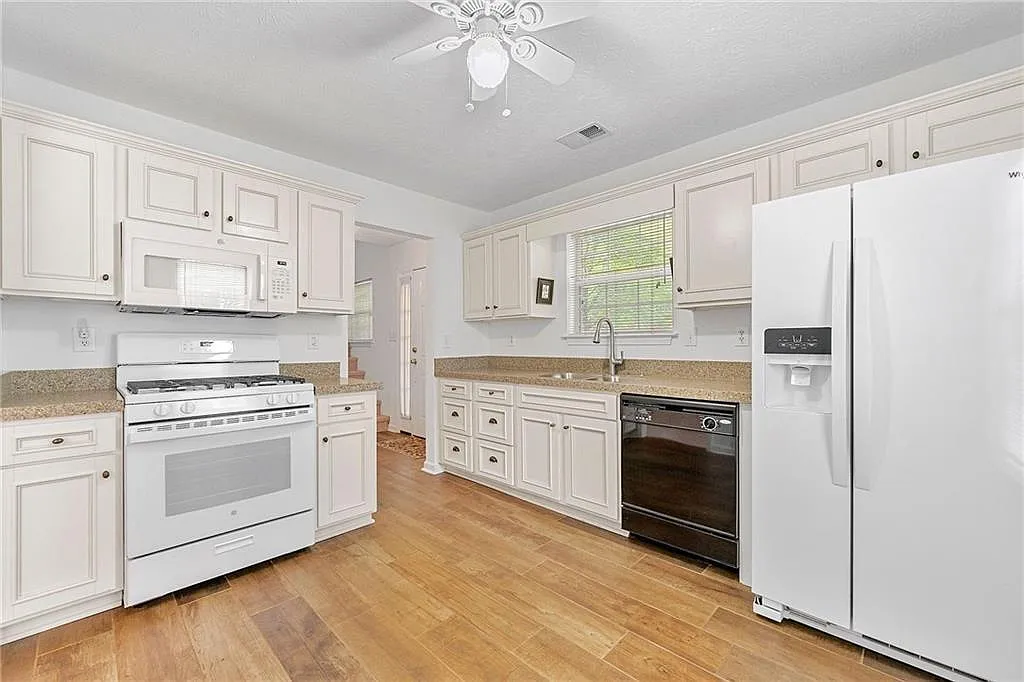 3 bed, 2.0 bath, 1549 sqft, $2,000 — Photo 4