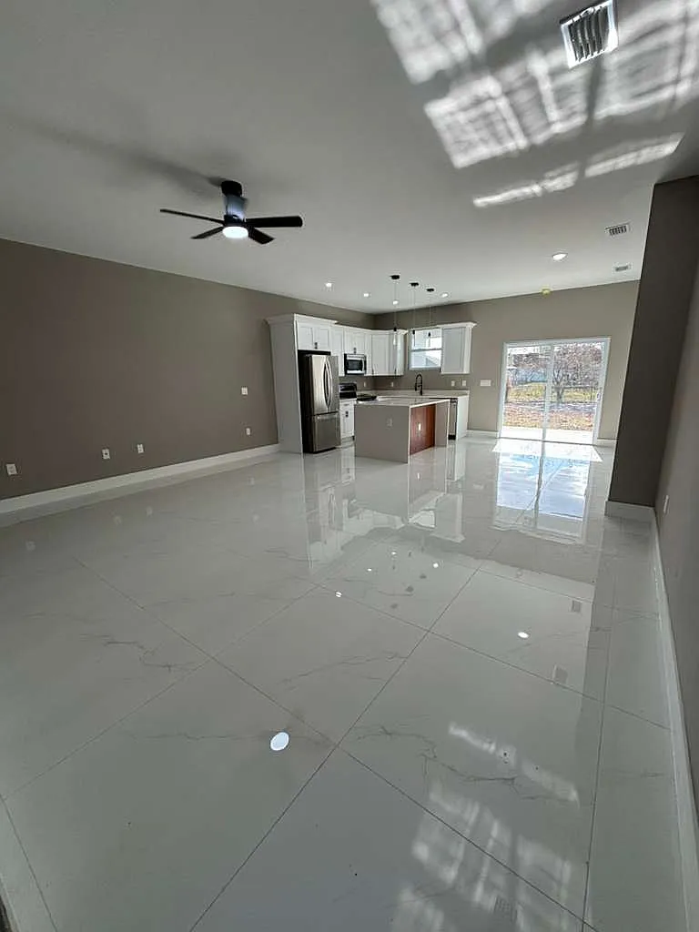 3 bed, 1200 sqft, $1,900 — Photo 2