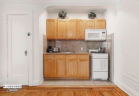 4th image of 318 Covert St #1