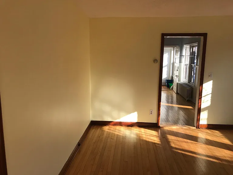 dining room to kitchen