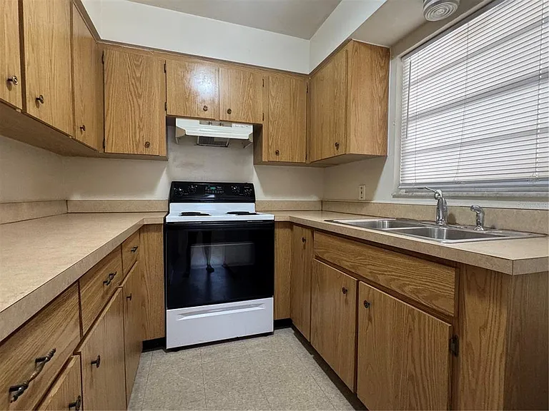 1421 Noble Pl — Photo 6