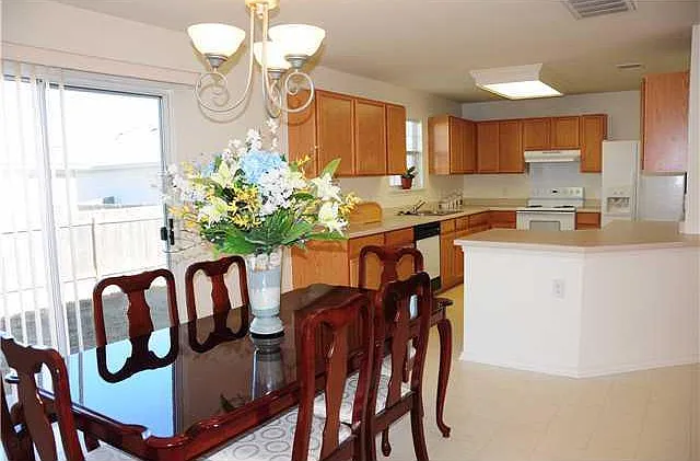 3 bed, 2.5 bath, 2068 sqft, $1,795 — Photo 4