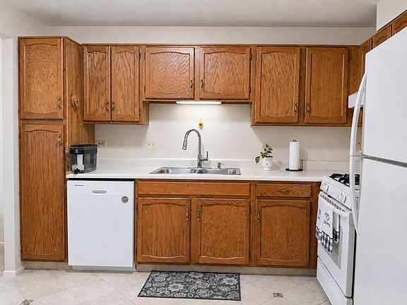 5th image of 1404 Nottingham Ct #D1