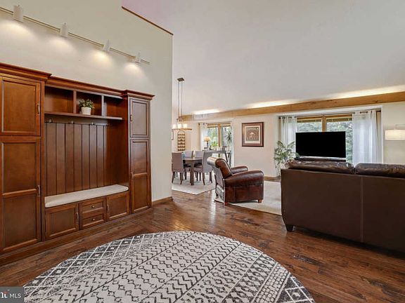 5th image of 302 Braeburn Glen Ct