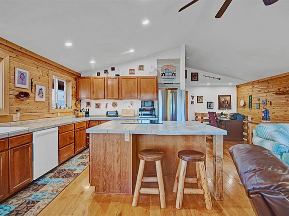 3rd image of 85 Swandyke Court