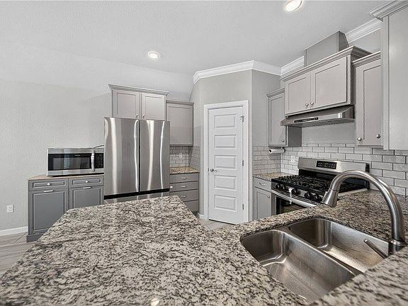 3rd image of 440 Willow Dr