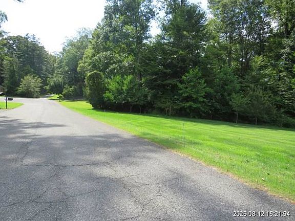 Exterior Neighborhood (street photo)
