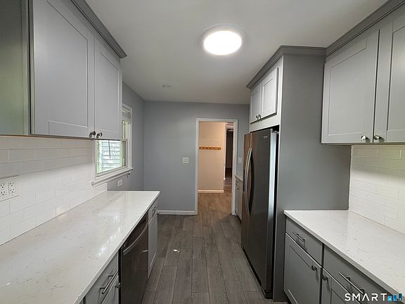 3rd image of 18 Hilltop View Rd