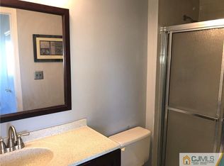 6 Farnham Sq, Parlin, NJ 08859