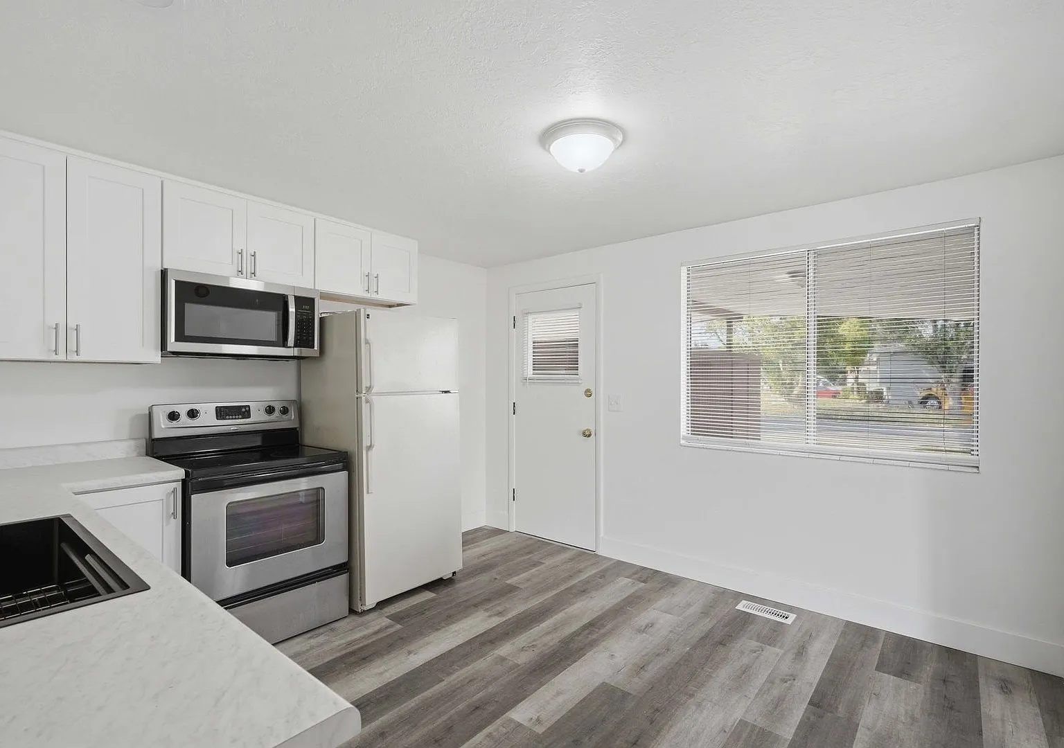 815-817 E. White Maple Way — Photo 4