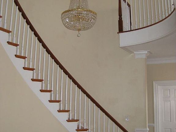 Dramatic 2 story foyer