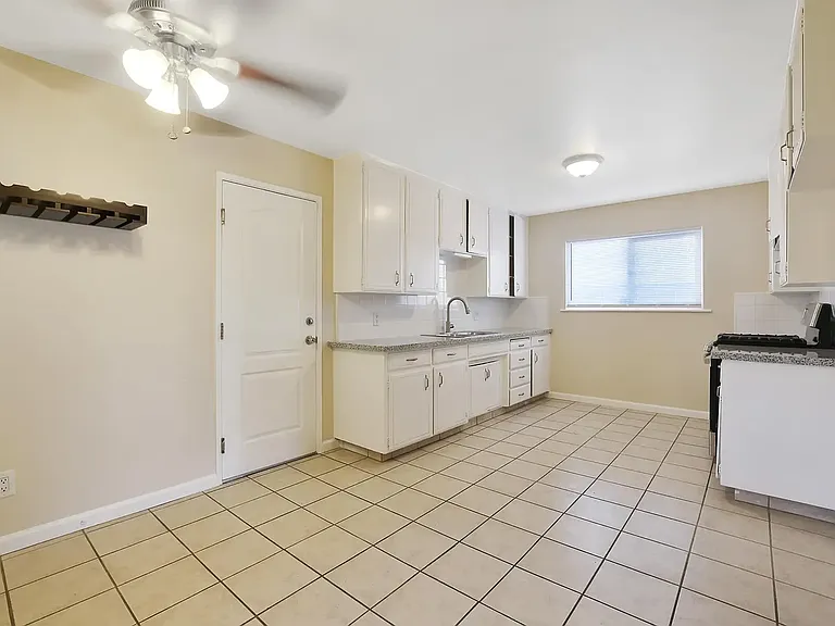 4335 W Tulare Ave — Photo 7