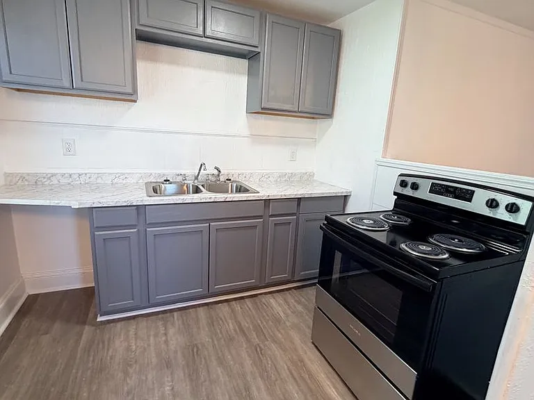 943 Marshall St #B — Photo 6