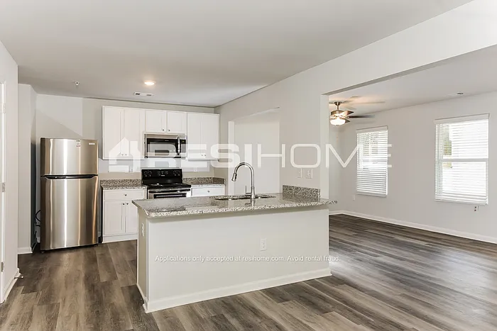4 bed, 2.5 bath, 2000 sqft, $2,049 — Photo 3