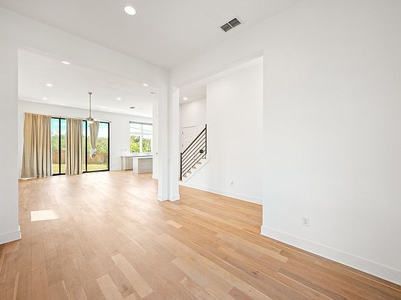 4th image of 5805 Toscana Ave