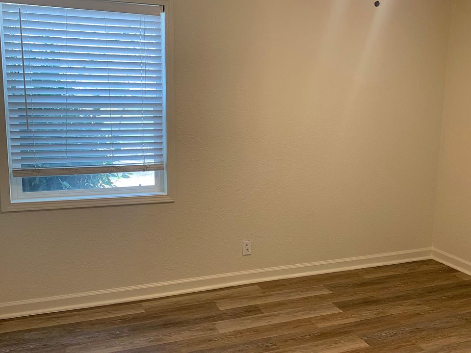 Check out that new ceiling fan. That's a nice touch.