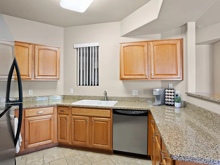 2550 E River Rd — Photo 6