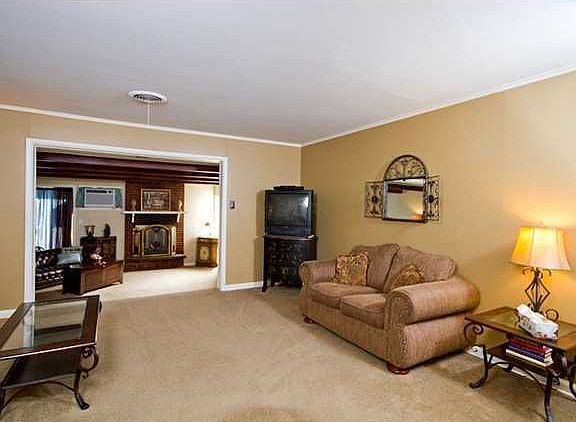 3rd image of 1045 Woodview Dr