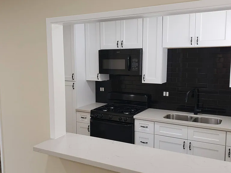 2219 Crenshaw Blvd #6 — Photo 4