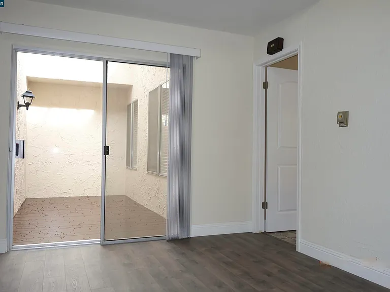 112 Marchbanks Ct — Photo 5