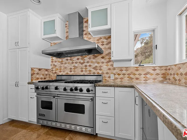 1759 N Beverly Dr — Photo 17
