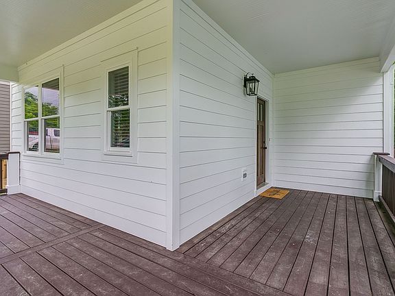 3rd image of 2435 Chapman Dr