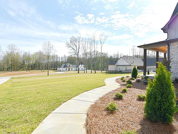 3rd image of 138 Ridge Oak Ln