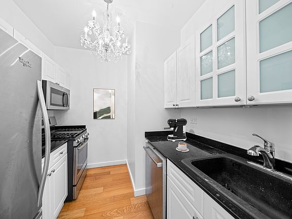 4th image of 1 West St APT 2409