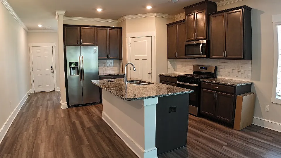 4 bed, 3.5 bath, 2300 sqft, $2,550 — Photo 4