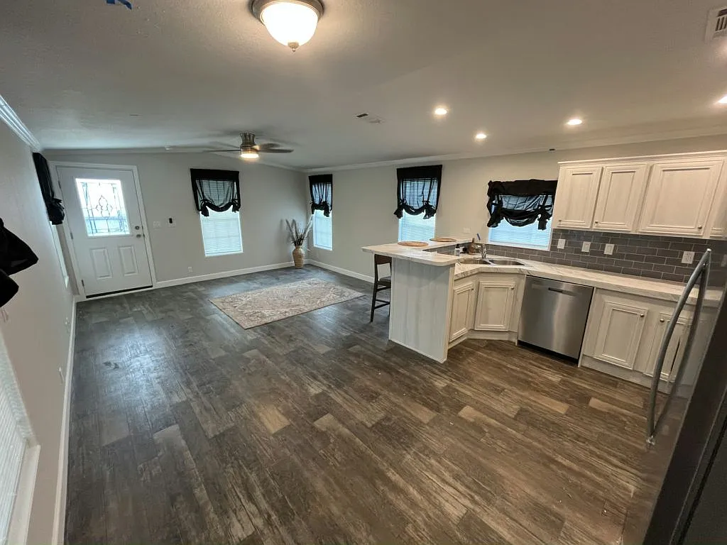 2 bed, 2.0 bath, 901 sqft, $1,299 — Photo 4