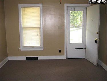 3rd image of 934 W 22nd St