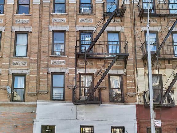 4th image of 1463 Bedford Ave APT 2B