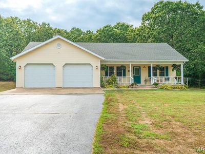 23821 Pine Tree Dr, Lebanon, MO, 65536