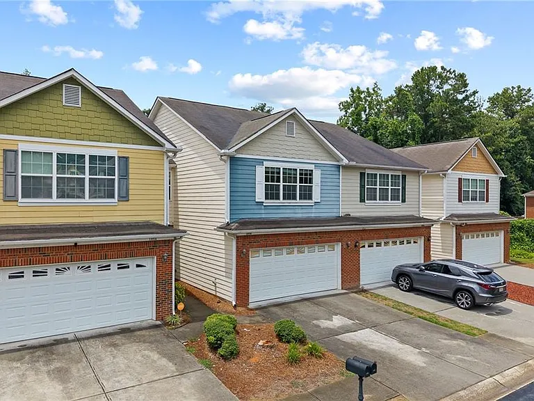 1058 Treymont Ln — Photo 2