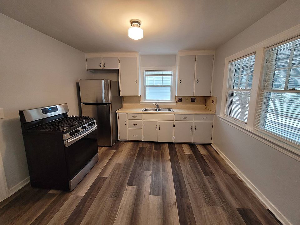 Spacious, eat in kitchen