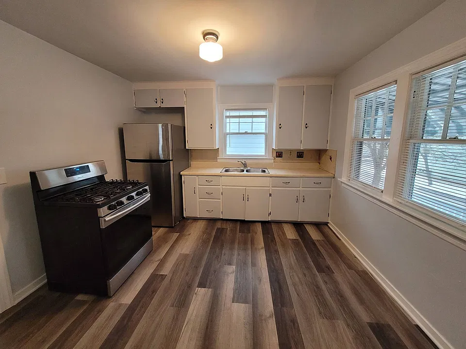 Spacious, eat in kitchen