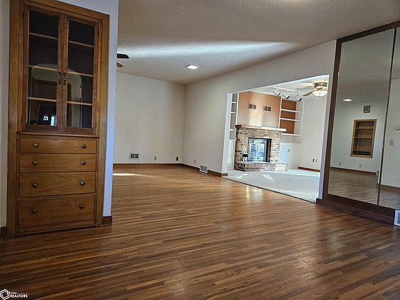 4th image of 310 Lake Dr
